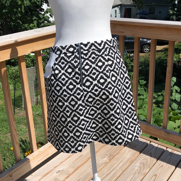 NWT Red Saks 5th Ave black/white skirt - Picture 3 of 3